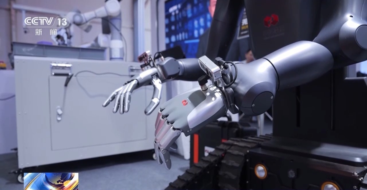 机器人上演“指尖芭蕾” 世界机器人大会勾勒未来图景