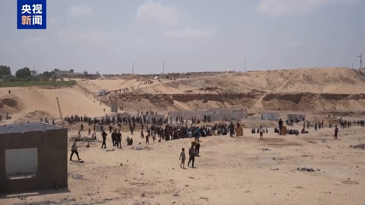 空投物资分发混乱 加沙男孩被砸身亡