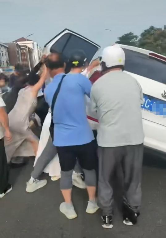 骑电动车母子与轿车相撞身陷车底：淄博“旗袍姐”拼了，个人形象完全抛脑后