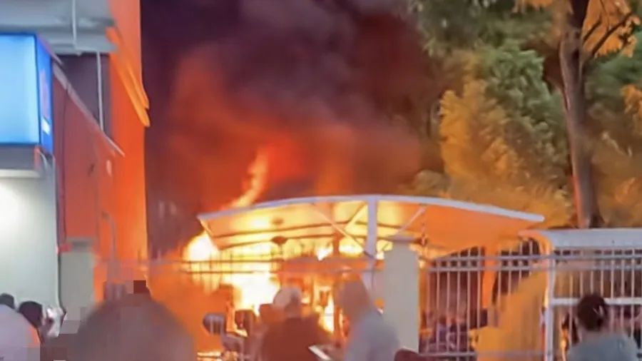 太突然,上海一小区发生火灾!非机动车停放区域燃起大火,多辆车被烧毁,车棚烧坏 太突然,上海一小区发生火灾!非机动车停放区域燃起大火,多辆车被烧毁,车棚烧坏