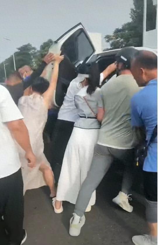 骑电动车母子与轿车相撞身陷车底：淄博“旗袍姐”拼了，个人形象完全抛脑后