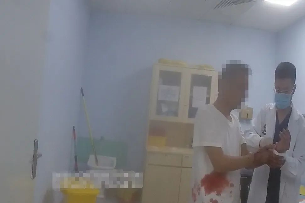 手筋断裂！血流不止！民警疾驰开道送医！