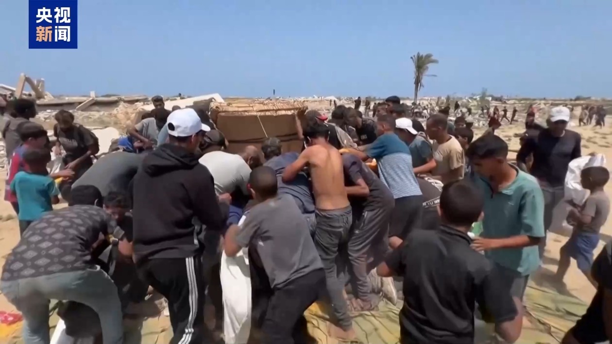 空投物资分发混乱 加沙男孩被砸身亡
