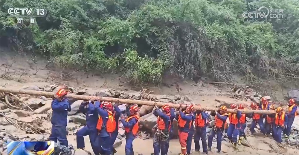 搜救失联人员、转移安置群众、启动灾后重建……甘肃榆中,多方力量全力抢险救援 搜救失联人员、转移安置群众、启动灾后重建……甘肃榆中,多方力量全力抢险救援