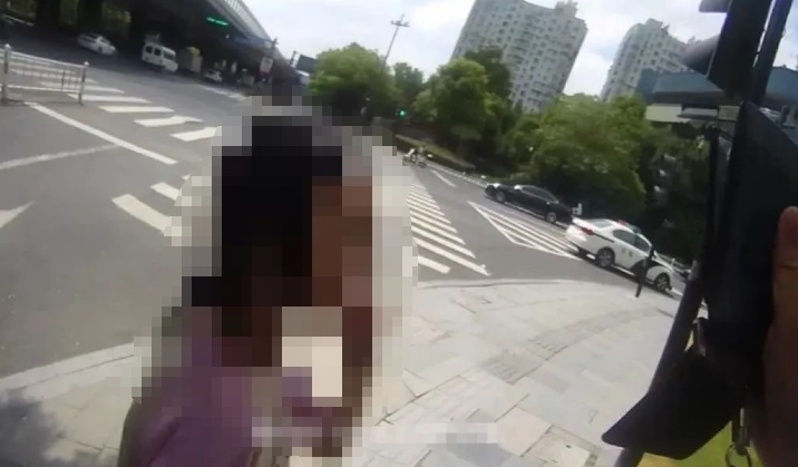 民警当街“亮”证？对象竟是小女孩！