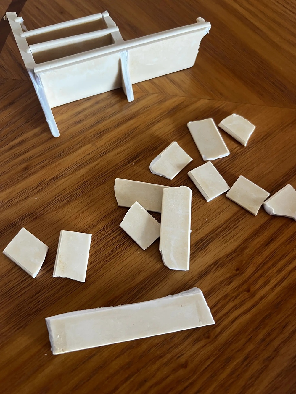 6岁女童殒命戏水池，“多人合力仍拖拽不动”