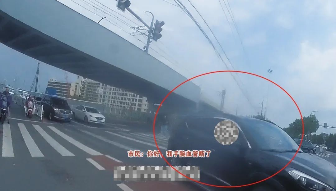 手筋断裂！血流不止！民警疾驰开道送医！