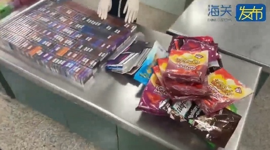 厦门机场一旅客当场被查！竟带了上万个……