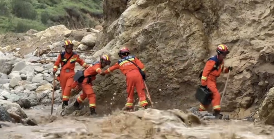徒手排查淤泥、鼻尖探寻生命……甘肃榆中已营救转移疏散475人