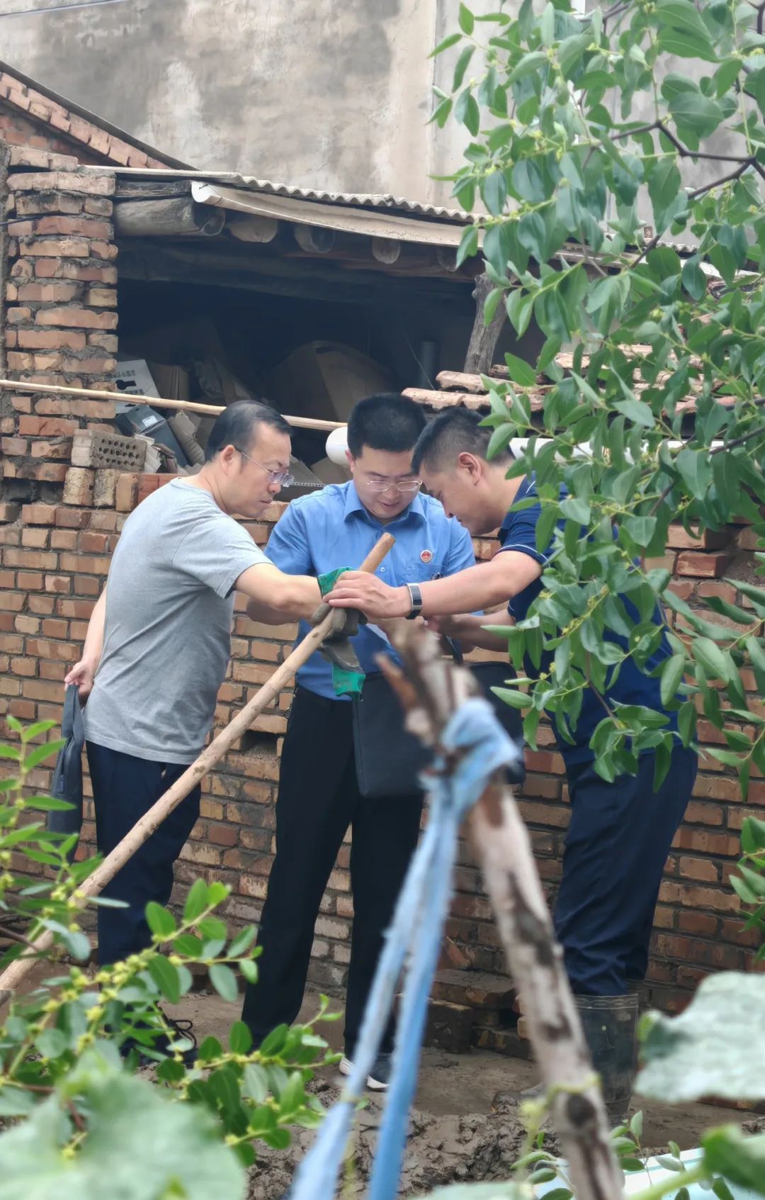 迅速行动！检察干警投身甘肃榆中山洪灾害抢险救援