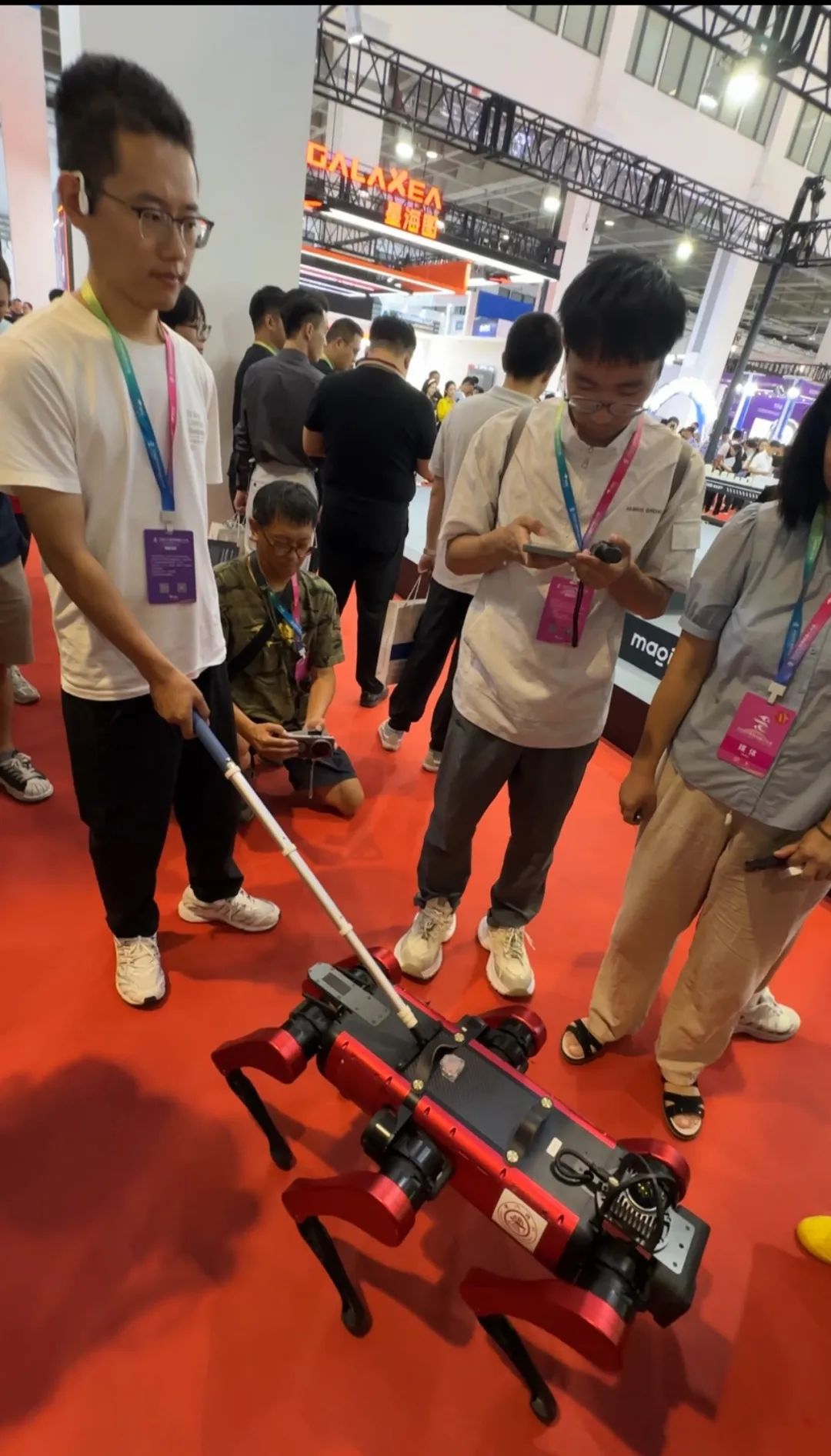 按摩、洗浴、辅助行走……机器人为您服务！