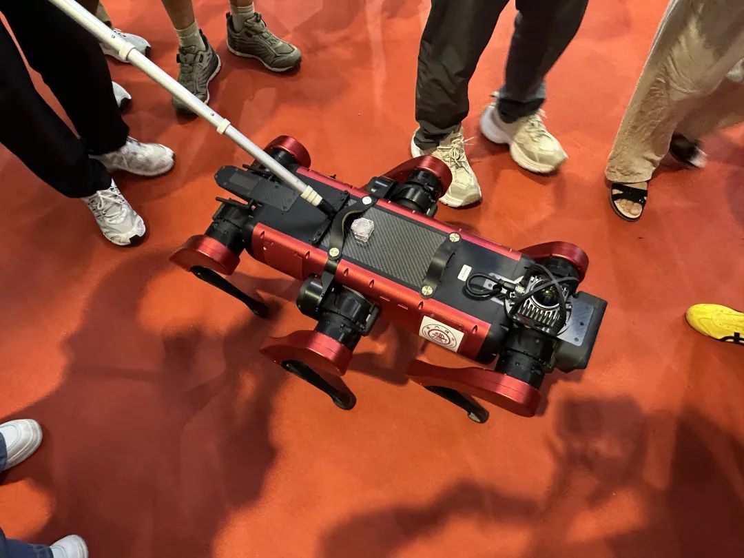 按摩、洗浴、辅助行走……机器人为您服务！