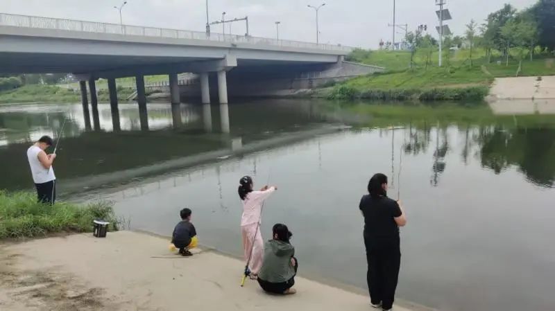 在北京钓鱼的年轻人：钓，我所欲也，鱼，非我所欲也