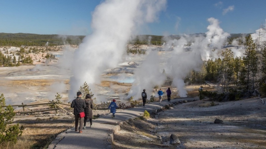 黄石公园又“长”出新洞穴！大地的心跳为何从未停歇？