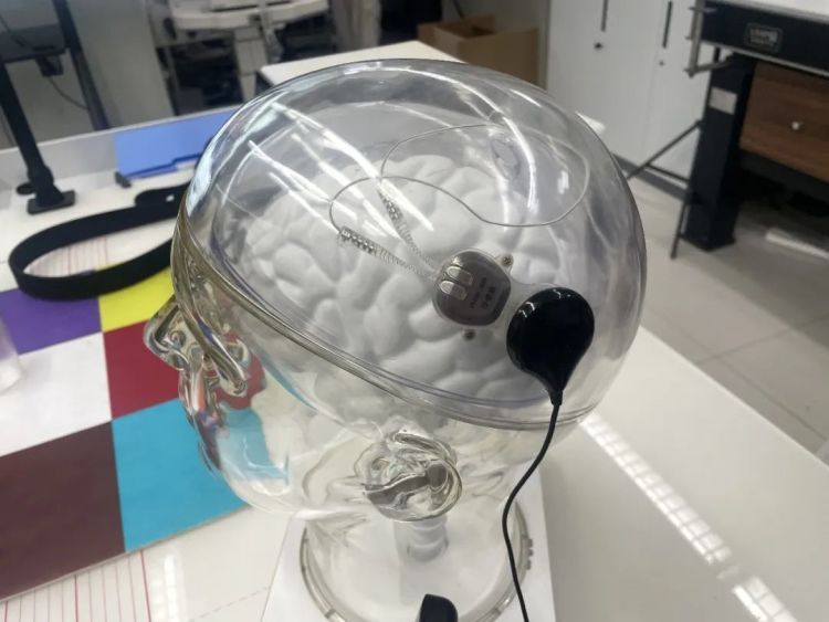 一线调查！瘫痪者、失明者的“救命稻草”？脑机接口门诊爆满背后的真相