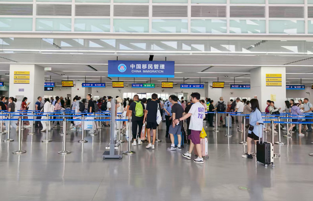 上海口岸暑运出入境客流持续高位，日均12.9万人次同比增14%