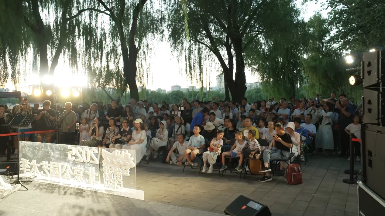 北京各公园暑期推出千余场活动 夜间露天音乐会人气旺 北京各公园暑期推出千余场活动 夜间露天音乐会人气旺