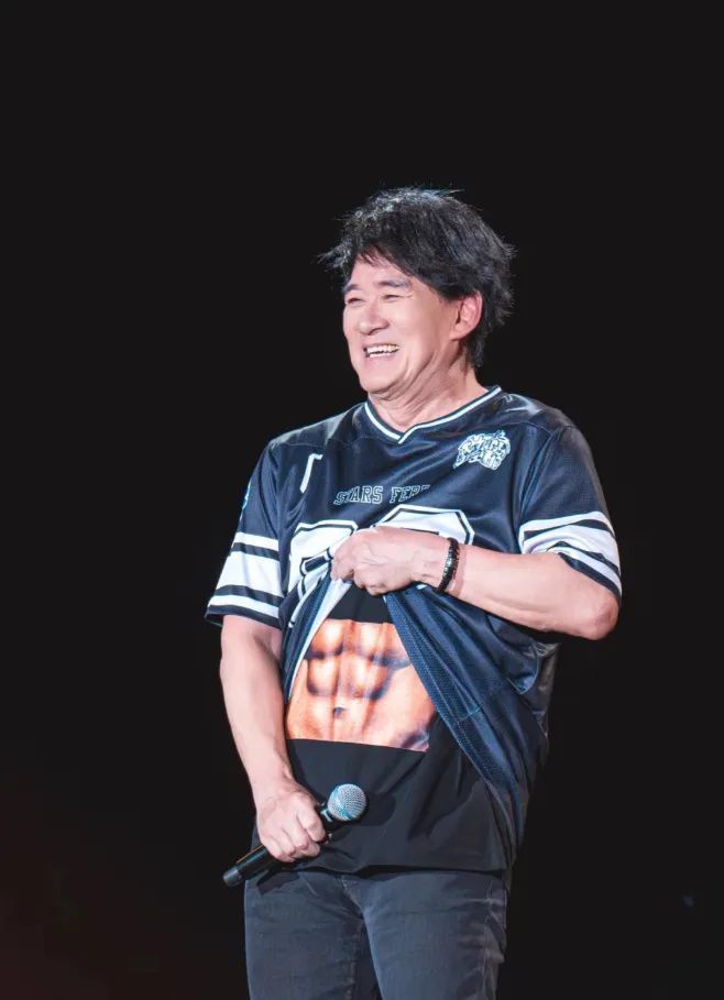 “周华健肚子”上热搜，本人曾晒“腹肌”照幽默回应
