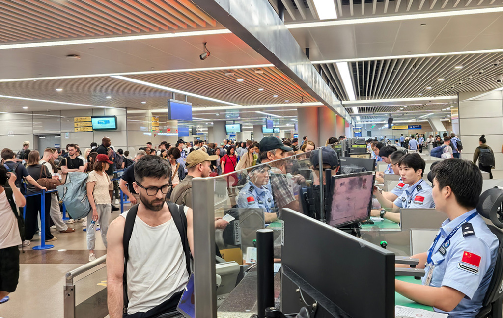 上海口岸暑运出入境客流持续高位，日均12.9万人次同比增14%