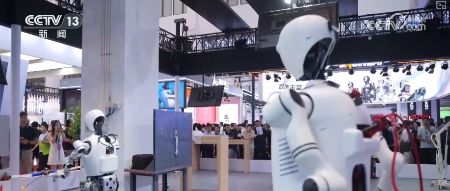 精巧插槽、柔顺分拣、灵活搬运……自主精准操作成亮点！人形机器人“巧手出细活”