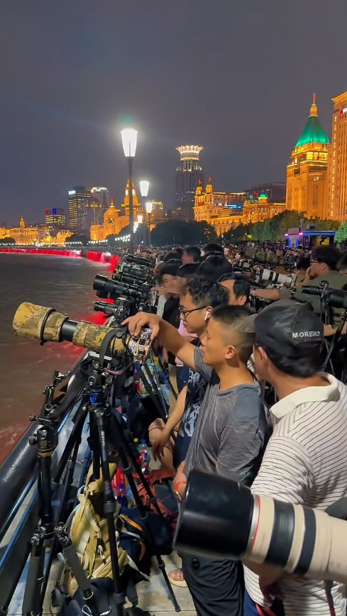 昨晚, 他们从全国各地来到外滩! 有人提前数小时抢位…发生了啥?