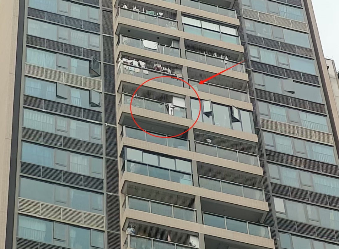 吓人！幼童悬空13楼阳台外玩“引体向上”！