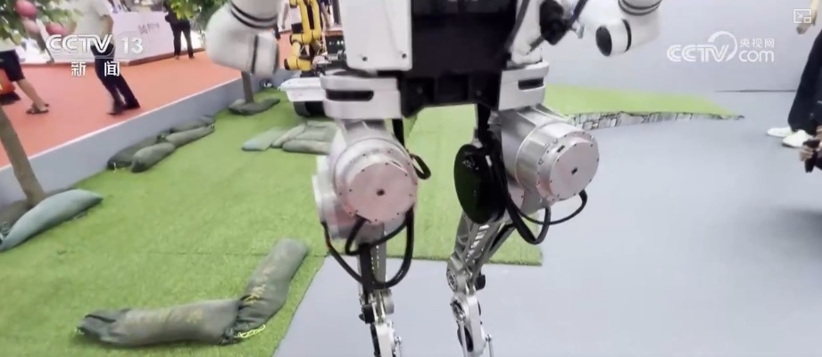 精巧插槽、柔顺分拣、灵活搬运……自主精准操作成亮点！人形机器人“巧手出细活”