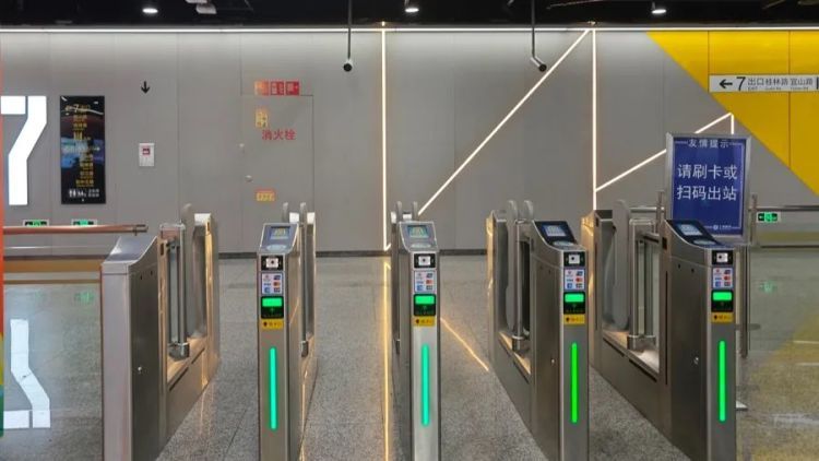 小孩又被闸机夹了！“速度快得像装了弹簧”，上海地铁新规，引发新问题！