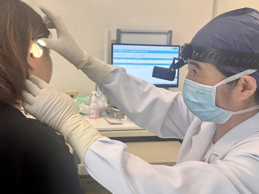 耳朵前的这个“聪明孔”，是鱼鳃演化残迹？其实是发育畸形，还会遗传！