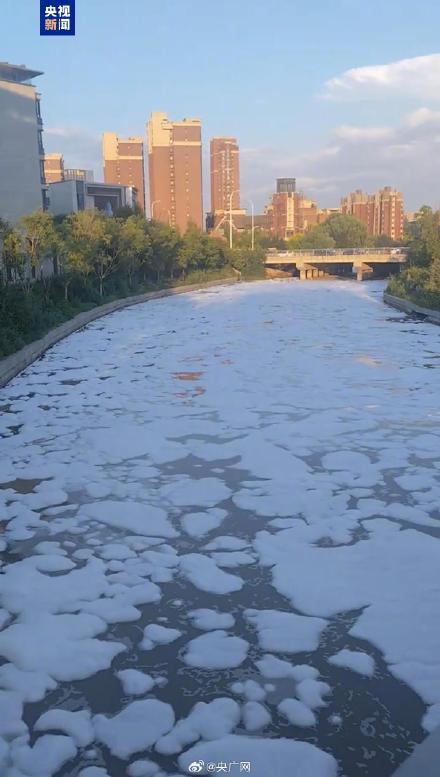 沈阳一河流现大量泡沫系洗手液原料