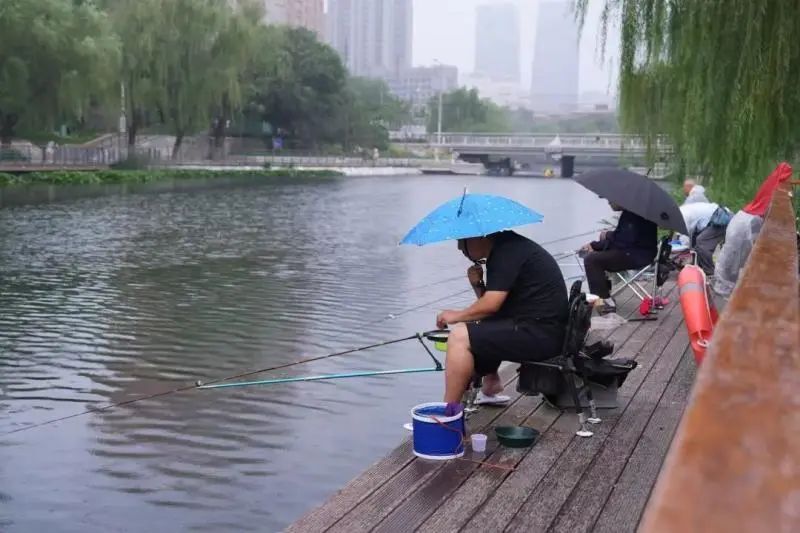 在北京钓鱼的年轻人：钓，我所欲也，鱼，非我所欲也