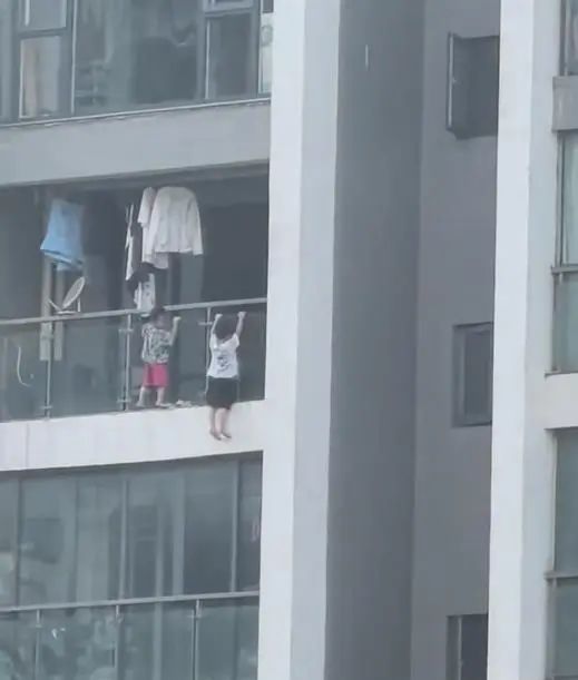 俩孩子13楼阳台外玩耍！网友：心脏突突突