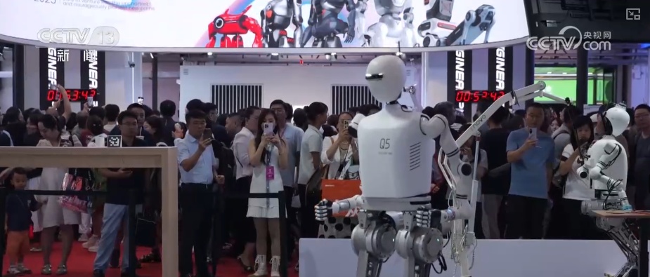 精巧插槽、柔顺分拣、灵活搬运……自主精准操作成亮点！人形机器人“巧手出细活”