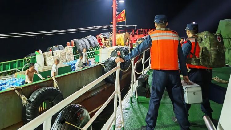 9小时生命接力！海警成功救援受伤渔民