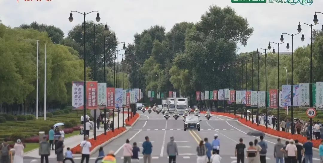 排面拉满！大熊猫“芝士”“芝麻”抵哈，水门礼迎国宝开启新生活