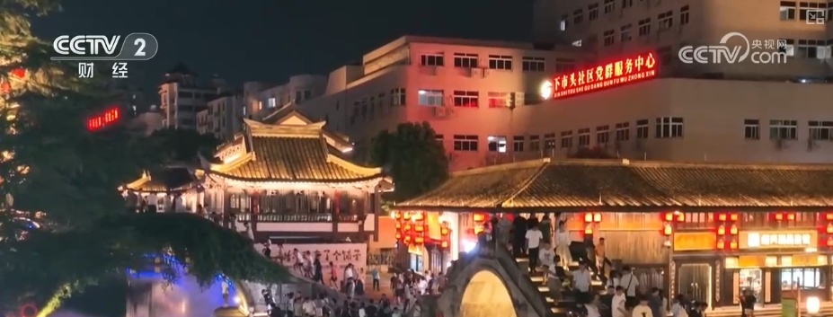 消费场景上“新招”引“客流” 从“打卡游”向“深度游”夏日夜经济持续火热