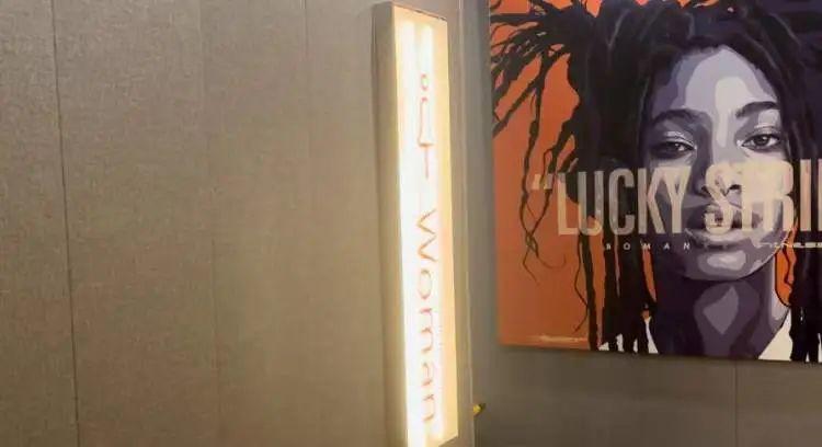 六旬女士突然闯入游泳馆男更衣间,男子当场报警:赔我5000元 六旬女士突然闯入游泳馆男更衣间,男子当场报警:赔我5000元