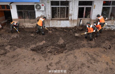 争分夺秒！子弟兵持续奋战甘肃榆中救灾一线