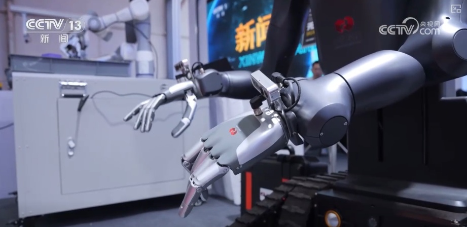 精巧插槽、柔顺分拣、灵活搬运……自主精准操作成亮点！人形机器人“巧手出细活”