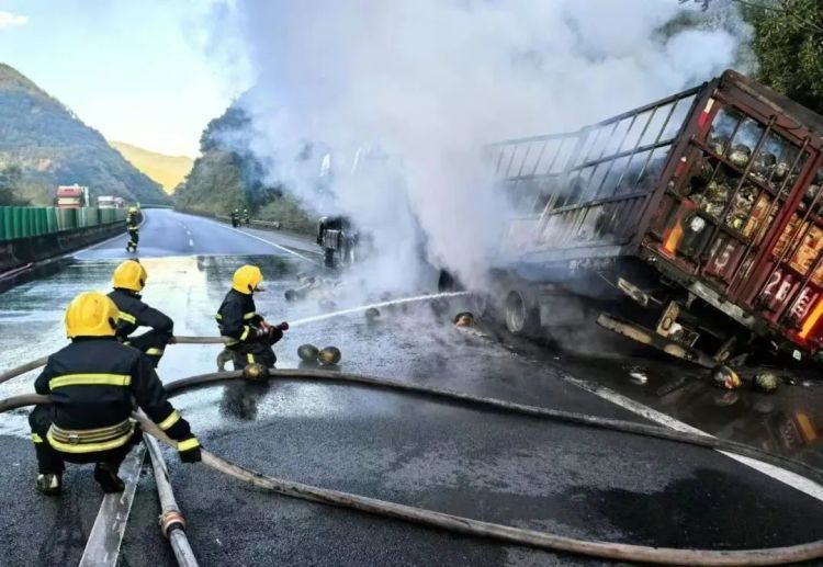 大货车凌晨起火，20吨新鲜榴莲险变“烤榴莲”！消防挽救30万元损失