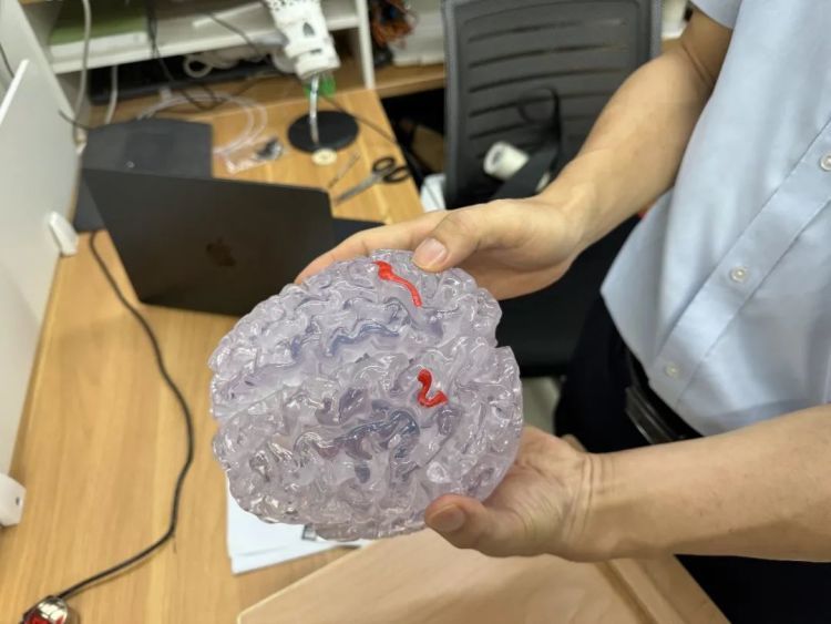 一线调查！瘫痪者、失明者的“救命稻草”？脑机接口门诊爆满背后的真相