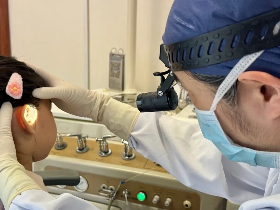 耳朵前的这个“聪明孔”，是鱼鳃演化残迹？其实是发育畸形，还会遗传！