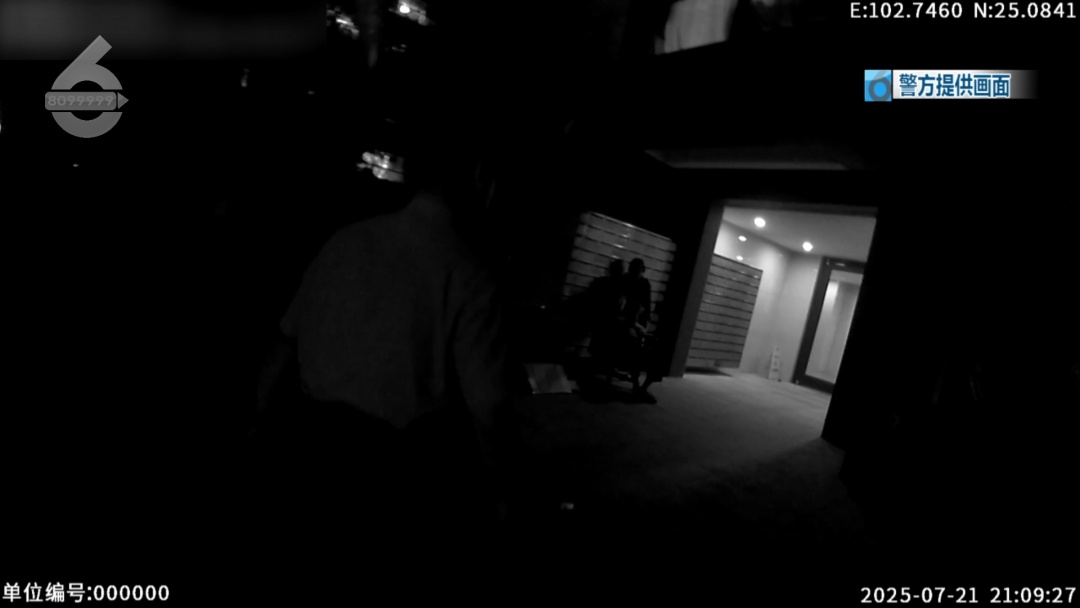 嫌下楼麻烦,她都从31楼窗户丢垃圾? 嫌下楼麻烦,她都从31楼窗户丢垃圾?