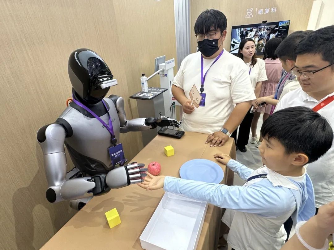 按摩、洗浴、辅助行走……机器人为您服务！