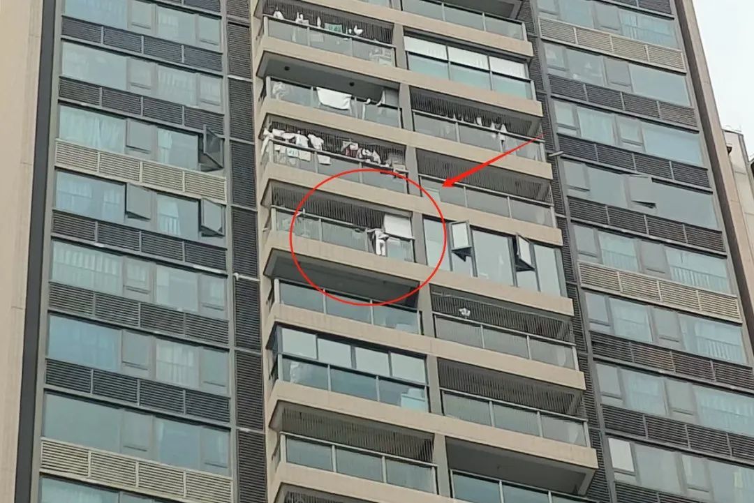 大人不在家，两幼童“翻窗”！挂在13楼“引体向上”……