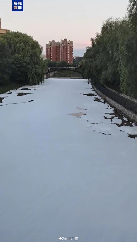 沈阳一河流现大量泡沫系洗手液原料