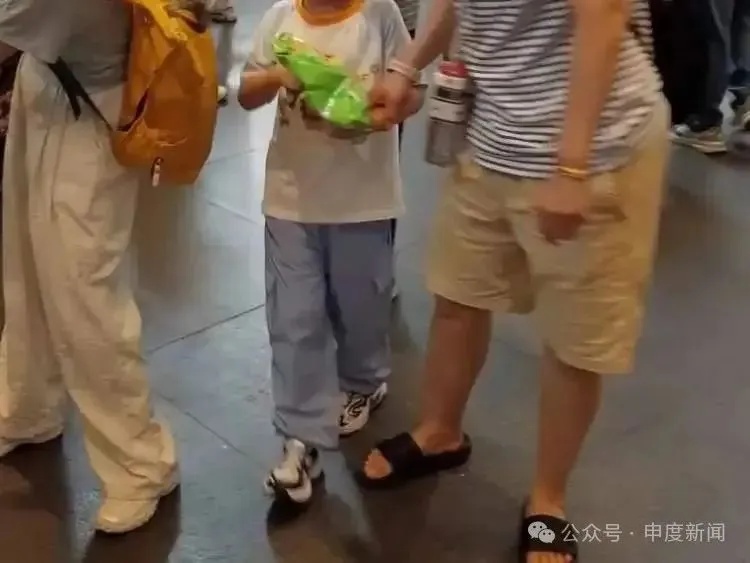 上海热门场馆现乱象！孩子翻越禁区摸标本，垃圾随地乱扔，曾有海星被摸死……