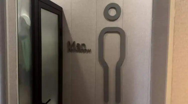 六旬女士突然闯入游泳馆男更衣间,男子当场报警:赔我5000元 六旬女士突然闯入游泳馆男更衣间,男子当场报警:赔我5000元