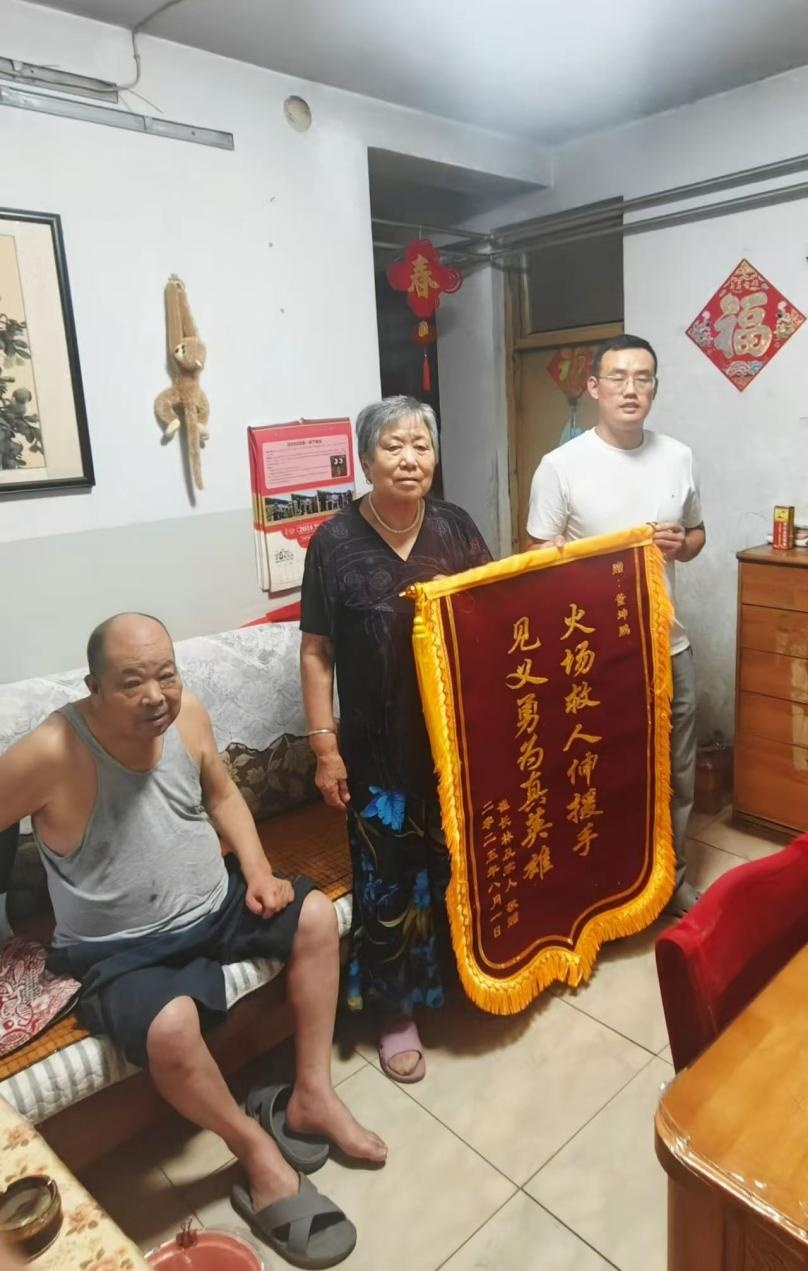 外卖小哥火场逆行，浓烟中背出被困老人