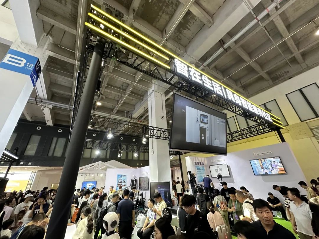 按摩、洗浴、辅助行走……机器人为您服务！